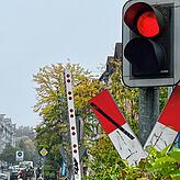 Das Rotlichtzeichen am Bahnübergang Jahnstraße/Petershauser Straße heißt: Ich muss warten.