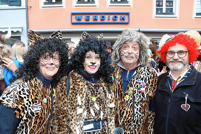 Bild 22: Schmotziger Dunschtig 2024: Mäschgerle aller Generationen feiern auf der Marktstätte