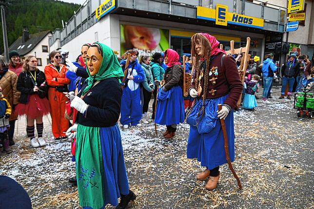 Bild 33: Großer Umzug in Tennenbronn mit 20 Musik- und Narrengruppen