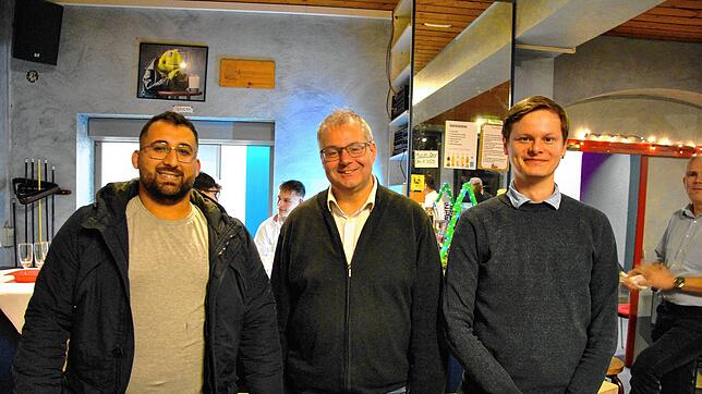 Ehab Al Sweidani (links) wird neuer Mitarbeiter im Kinder- und Jugendhaus. Bürgermeister Alexander Guhl stellte ihn zusammen mit Michael ...