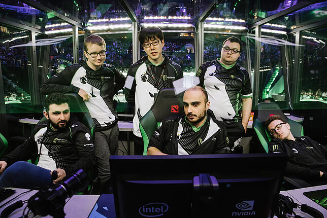 Die Mannschaft &bdquo;Team Liquid&ldquo; berät sich vor einer Partie beim E-Sport-Turnier &bdquo;The International 2018&ldquo; im Spiel ...