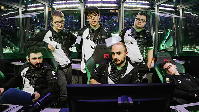Die Mannschaft &bdquo;Team Liquid&ldquo; berät sich vor einer Partie beim E-Sport-Turnier &bdquo;The International 2018&ldquo; im Spiel ...