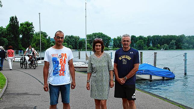 Thomas und seine Frau Deborah-Lisa Martin (rechts) stehen mit Matthias Martin am Samstagabend kurz vor dem Regen am Schänzle. &bdquo;Wir ...