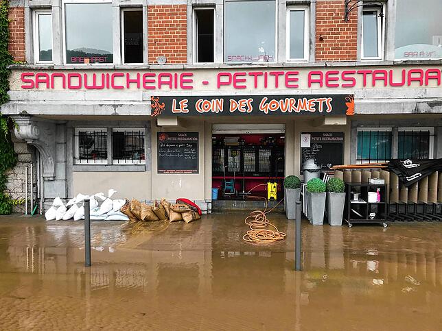 Belgien, Dinant: Das Hochwasser überschwemmt eine Straße nach den starken Regenfällen der vergangenen Tage.
