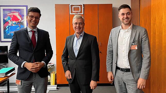 Chwalibog Bouman (links) und Simon Mai (rechts) organisierten den Wahlkampf von Norbert Röttgen (Mitte) um den CDU-Vorsitz. Das Bild ...