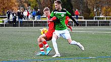 Der FC Furtwangen (Dennis Ank, rechts) hat sich vom FC Bad Dürrheim (Artur Uferov) nur 20 Minuten lang aufhalten lassen, dann setzten ...