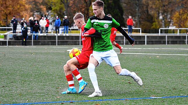 Der FC Furtwangen (Dennis Ank, rechts) hat sich vom FC Bad Dürrheim (Artur Uferov) nur 20 Minuten lang aufhalten lassen, dann setzten ...
