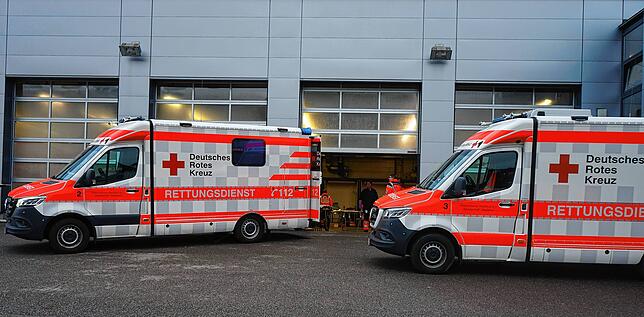 In der Fahrzeughalle der Tiengener Feuerwehr ist die Unfallstelle eingerichtet.