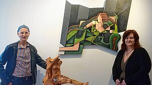 Die kubistischen Bilder von Silke Gerfen und die Holzskulpturen von Roland Köpfer treten im Rheinfelder Haus Salmegg in Dialog. Bild: ...