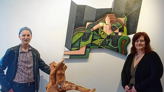 Die kubistischen Bilder von Silke Gerfen und die Holzskulpturen von Roland Köpfer treten im Rheinfelder Haus Salmegg in Dialog. Bild: ...