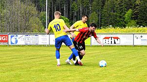 Der FC Königsfeld (Patrick Lauble, am Ball) hat sich gegen den FC Singen (Michael Svistunov, Nummer 10, und Marcel Ernst) drei wichtige ...