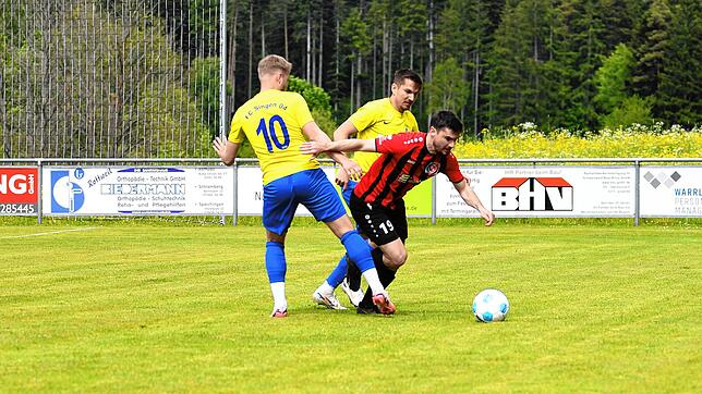 Der FC Königsfeld (Patrick Lauble, am Ball) hat sich gegen den FC Singen (Michael Svistunov, Nummer 10, und Marcel Ernst) drei wichtige ...