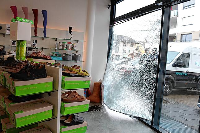 Am Schaufenster der Orthopädietechnik Überlingen entstand laut Polizei ein Schaden von rund 15.000 Euro, nachdem eine Frau Anfang des ...