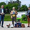 Wolfgang Vogel vom Energiemuseum Rickenbach (Mitte) freut sich über die historischen Messgeräte der ED Netze GmbH aus den Händen von ...