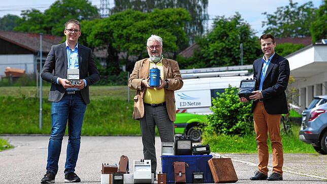 Wolfgang Vogel vom Energiemuseum Rickenbach (Mitte) freut sich über die historischen Messgeräte der ED Netze GmbH aus den Händen von ...