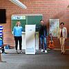 Kein Kühlschrank steht hier in der Grundschule Mühlhausen-Ehingen, sondern ein Luftfiltergerät &ndash; dank der Spende (von links) von ...