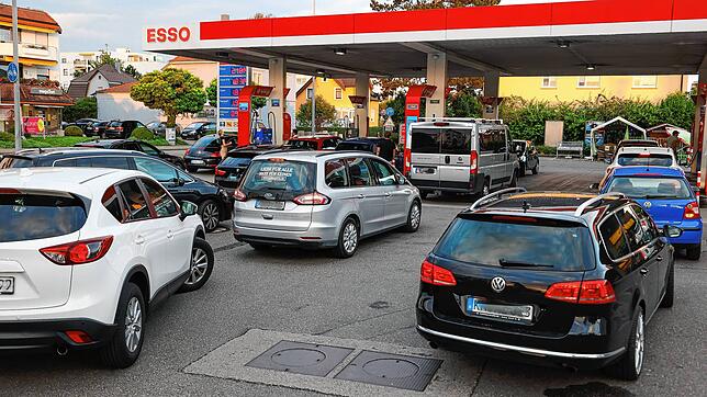 Letzte Chance zum Tanken mit Tankrabatt: Am Mittwochabend mussten all jene, die noch Treibstoff mit einem staatliche geförderten ...