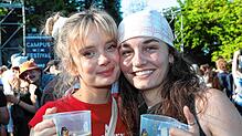 Erlaubt ist, was Spaß macht: Die Studentinnen Lea Haxhija (aus Freiburg) und Chiara von Roden (aus Nürnberg) genießen die entspannte ...