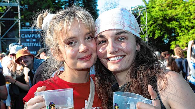 Erlaubt ist, was Spaß macht: Die Studentinnen Lea Haxhija (aus Freiburg) und Chiara von Roden (aus Nürnberg) genießen die entspannte ...