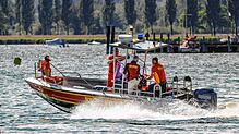 Die DLRG in Radolfzell startet zu einem Einsatz (Archivbild). Jetzt feiert die Organisation im Bezirk Bodensee-Konstanz das 100-jährge ...