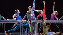 Drunter, drüber und daneben: In Zürich besteht das Bühnenbild des Ballettabends &bdquo;One Flat Thing, Reproduced&ldquo; einzig und ...