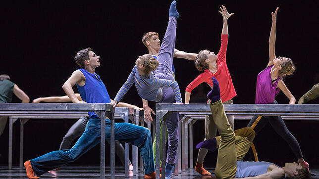 Drunter, drüber und daneben: In Zürich besteht das Bühnenbild des Ballettabends &bdquo;One Flat Thing, Reproduced&ldquo; einzig und ...