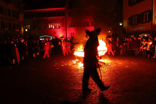 Es war einer der Höhepunkte beim Narrentag: Das Schuttigfeuer auf der Hofstatt, bei dem die Hästräger ihre Fackeln in einen Bottich ...