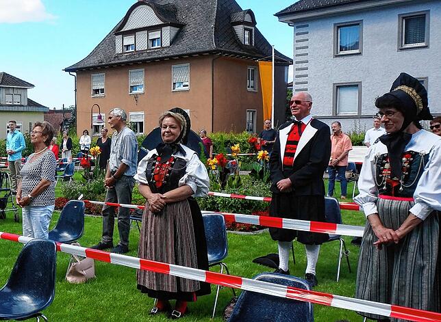 Die Besucher – rechts vorne Mitglieder der Klettgauer Heimatttracht – des Schwyzertags-Festgottesdienstes sitzen ...