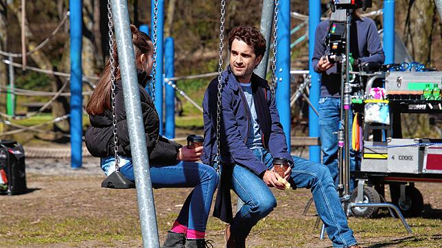 Oliver Wnuk und Sophie Reiling bei den Dreharbeiten des zweiten Teils von &bdquo;Das Leben ist kein Kindergarten&ldquo; in seiner ...
