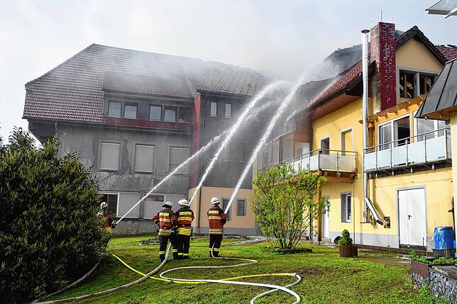 Bild 27: Feuer im Mehrfamilienhaus: Bilder vom Großeinsatz