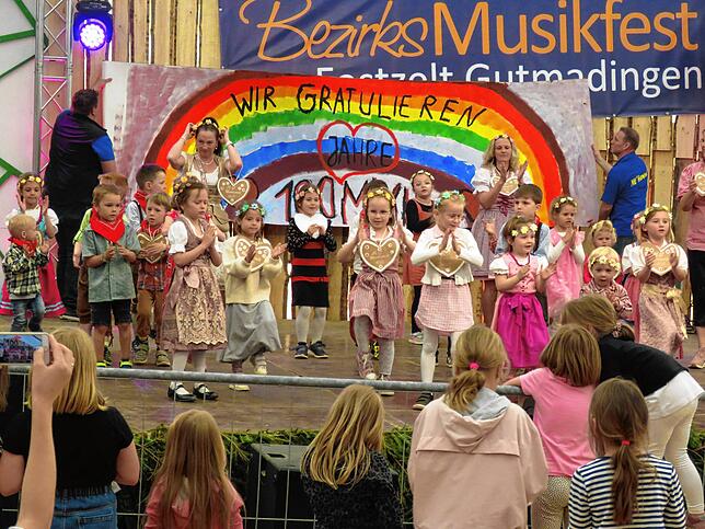 Bild 21: Festzumzug als Höhepunkt des viertägigen Jubiläumsfestes der Harmonie Gutmadingen