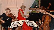 Anne Katharina Schreiber an der Violine, Jutta Ernst am Klavier und Kristin von der Goltz am Cello – als Trio Vivente begeistern sie mit ...