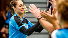 Und tschüss: Julia Reich (links) zählt zu jenen fünf Villinger Volleyballerinnen, die am Samstag beim letzten Heimspiel vor eigenem ...