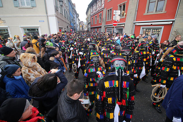 Die Überlinger Hänsele jucken durch die Innenstadt beim Umzug.