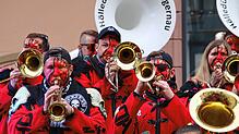 Schräge Töne und beste Stimmung auf der Närrische Gass&lsquo; in Waldshut 2024.