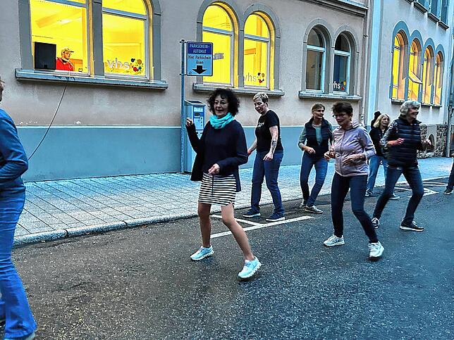 Anita-Neidhart-März präsentiert mit ihrer Gruppe Line-Dance und lädt die Besucher zum Mitmachen ein.