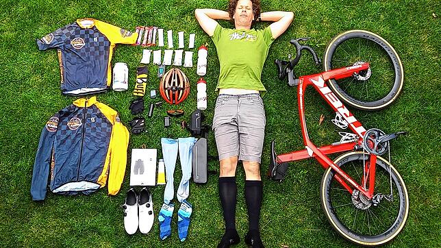 Michael Schäuble liebt das Radfahren. Er liegt entspannt inmitten seiner Ausrüstung.