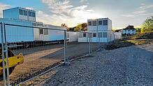 Die ersten Container für die Anschlussunterbringung von Geflüchteten in der Clara-Jaschke-Straße sind angekommen.