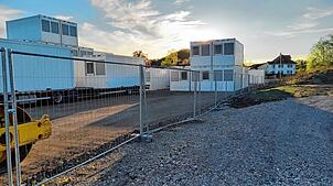 Die ersten Container für die Anschlussunterbringung von Geflüchteten in der Clara-Jaschke-Straße sind angekommen.