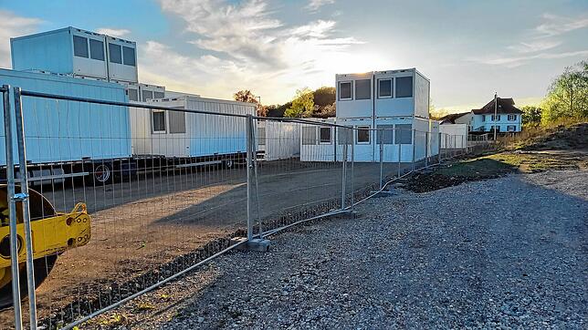 Die ersten Container für die Anschlussunterbringung von Geflüchteten in der Clara-Jaschke-Straße sind angekommen.