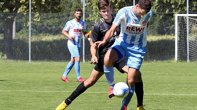 Der FC Aramäer Pfullendorf (Patrick Kakus, vorn) besiegt den SV Litzelstetten (Noah Schuler) mit 2:0 und steigt in die Kreisliga A auf.