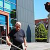 2021: Mit dem Buch &bdquo;Habermus und Suppenwürze&ldquo; aus dem Jubiläumsjahr steht Walter Möll an der Stadthalle. In seiner Zeit als ...