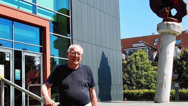 2021: Mit dem Buch &bdquo;Habermus und Suppenwürze&ldquo; aus dem Jubiläumsjahr steht Walter Möll an der Stadthalle. In seiner Zeit als ...
