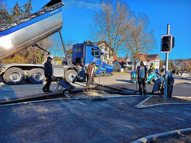 In der Gutenbergstraße und in der Eisenbahnstraße wurde am Montag bereits frischer Asphalt aufgebracht. Auch die Durchfahrt von der ...