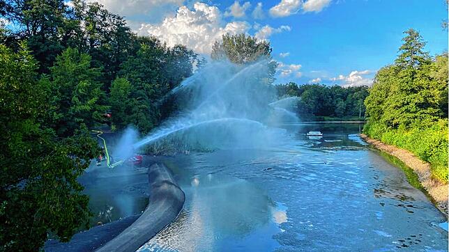 Knapp fünf Millionen Liter Wasser hat die Feuerwehr Singen in den Weiher gepumpt.