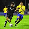Im Hinspiel im Oktober setzte sich der SC Konstanz-Wollmatingen (links Mert Tuncer) mit 2:0 beim FC Singen 04 (rechts Redon Ismajli) durch.
