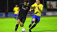 Im Hinspiel im Oktober setzte sich der SC Konstanz-Wollmatingen (links Mert Tuncer) mit 2:0 beim FC Singen 04 (rechts Redon Ismajli) durch.