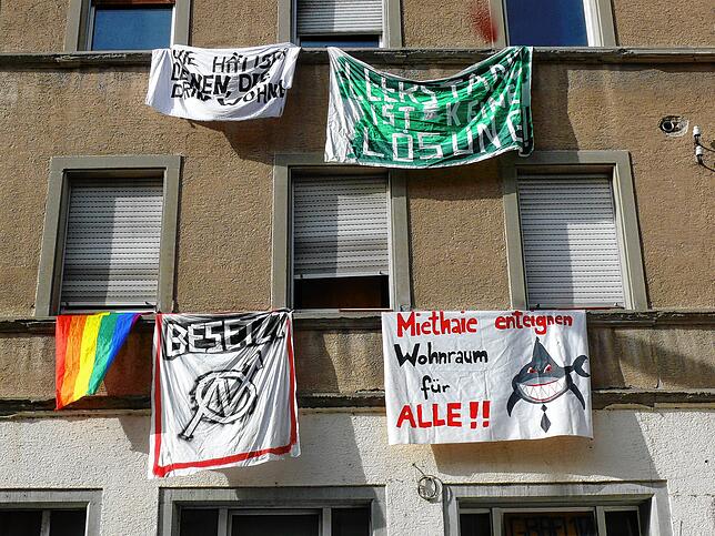(Archivbild) Unübersehbar: Dass das Gebäude in der Markgrafenstraße 10 besetzt ist, zeigten auch diese Transparente, die an den ...