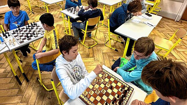 Die Schach-AG des Heinrich-Suso-Gymnasiums in Konstanz: Hinten links spielen Roman und Abteen, vorne Lasse und Johannes. Klassenkamerad ...