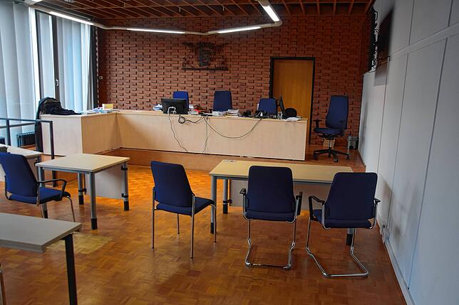 Blick in den großen Saal des Amtsgerichtes Bad Säckingen. An der Stirnseite unter dem Wappen sitzt der vorsitzenden Richter, rechts ...
